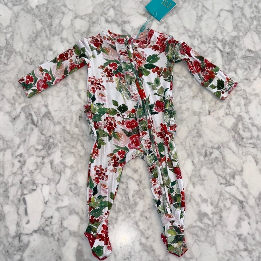 NWT POSH PEANUT RUFFLE ZIPPERED FOOTIE 0/3M